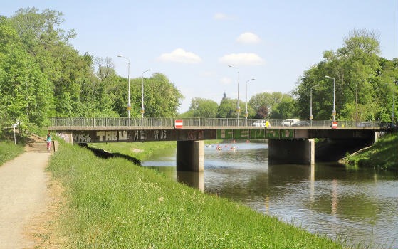 Paußnitzbrücke, Leipzig : Auf der Paußnitzbrücke führt der Schleußiger Weg über das Elsterfluttbett (links geht es nach Schleußig, rechts in die Südvorstadt). Über die Brücke führen 4 Fahrspuren und Fuß- und Radwege auf jeder Seite.