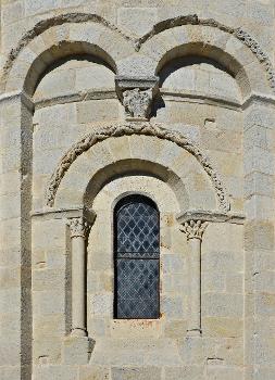 Fenêtre romane, chevet de l'église de Pérignac (XIIe siècle), Charente, France.
