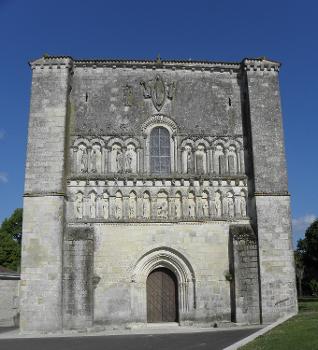 Extérieur de l'église Saint-Pierre de Pérignac (17). Façade occidentale.