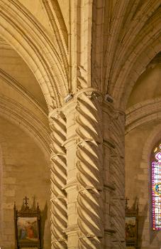 Eglise Saint-Germain-de-Paris à Rouffignac-Saint-Cernin-de-Reilhac, Dordogne : Pilier de la nef à colonnes engagées, ornées de moulurations torses aux gorges sculptées. XVIème siècle.