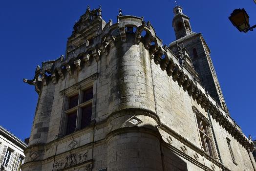 Le Pilori à Niort (79) : Tour à tour prison, hôtel de ville jusque fin XVIIIe, tribunal et musée. 
Le nom désigne à l'origine, la place où était exhibés les condamnés de droit commun à la vindicte populaire. C'est l'ancien palais Aliénor de Jean du Berry, élevé vers 1385 avant d'être reconstruit au XVIe.