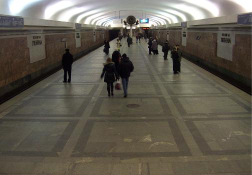 Metrobahnhof Plošča Lienina