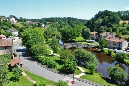 Les rives aménagées du Vincou et le pont de la Pierre à Bellac (Haute-Vienne, France)