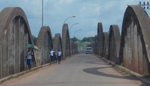 Le pont de Tiassalé a été construit en 1934.:Il a une longueur de 300 mètres composé de 22 arcades. Les fleuves N'Zi et Bandama se croisent pour couler sous ce pont.