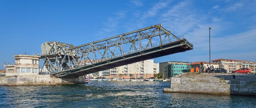 Pont du Tivoli à Sète:Le pont du Tivoli (pont à bascule), en position ouvert et en cours de fermeture. Depuis le Quai François Maillol. Construction du pont de 1949 à 1951 par les Établissements Daydé. Sète, Hérault, France.