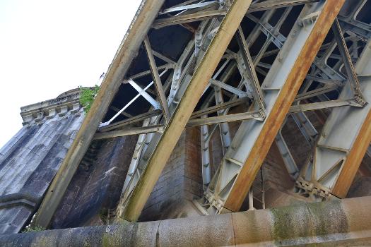 Détail de l'architecture du pont ferroviaire de Cahors (Lot, France)