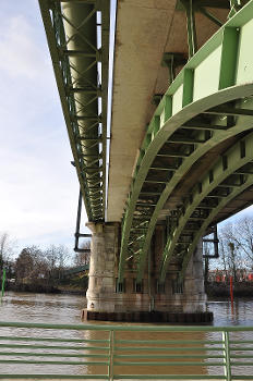 Le pont ferroviaire de Chatou franchit la de à . C'est un ouvrage d'art de la ligne Paris - Saint-Germain-en-Laye. Inscrit au Inventaire général du patrimoine culturel d'Ile-de-France.