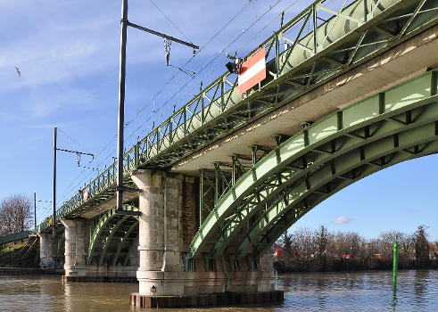 Le pont ferroviaire de Chatou franchit la de à . C'est un ouvrage d'art de la ligne Paris - Saint-Germain-en-Laye. Inscrit au Inventaire général du patrimoine culturel d'Ile-de-France.