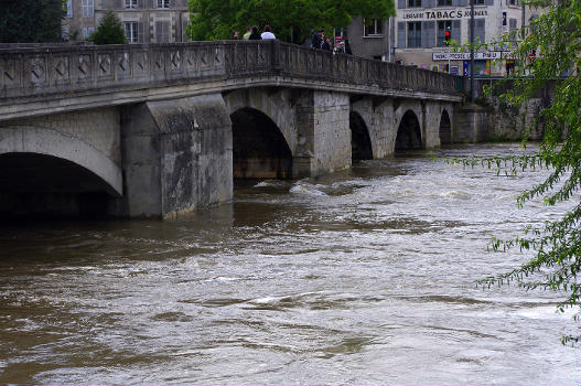 Le pont Joubert à Poitiers, avec un niveau élevé du Clain suite à de fortes pluies (1er mai 2012)