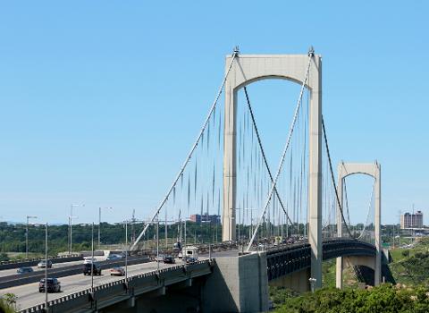 Le Pont Pierre-Laporte de Québec, photographié depuis la rive-sud du fleuve Saint-Laurent.