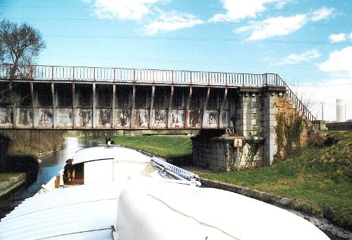 Le pont-rivière d'Oudan, dit "pont Pisserot", à Roanne, au-dessus du canal de Roanne à Digoin, vu d'un bateau.