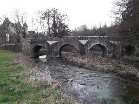 Le pont "romain" de Culan, avec le château en arrière-plan