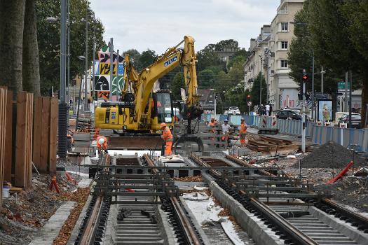 Pose des rails avenue du 6-Juin à Caen le 13 août 2018