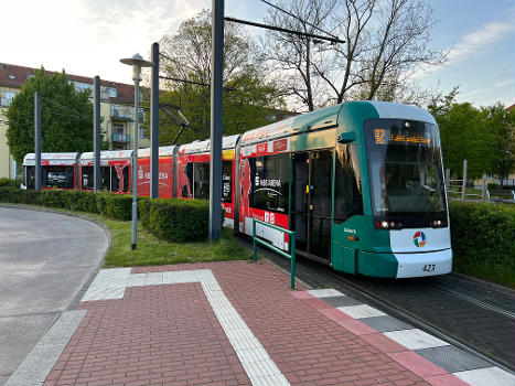 Variobahn Straßenbahn auf der Linie 92 an der Wendeschleife am Charles-Tellier-Platz: fotografiert von der Straßenbahnhaltestelle Kirschallee in Potsdam, Brandenburg