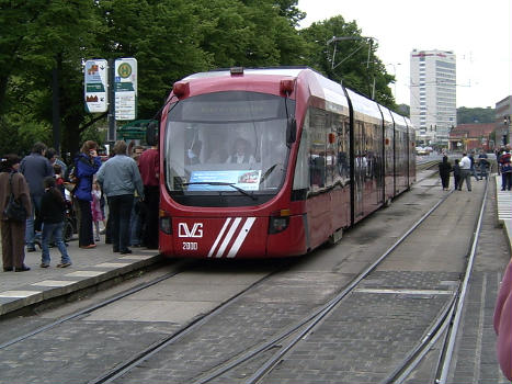 Zum 125. Jubiläum der Straßenbahn in Potsam weilte auch eine Variobahn aus Duisburg in Potsdam.:Damals war noch unklar, dass eineinhalb Jahre später eine Bestellung über mindestens zehn neue Variobahnen für den Verkehrsbetrieb in Potsdam erfolgen würde.
