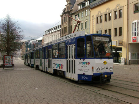 Am Totensonntag befährt die Doppeltraktion aus den Triebwagen 244 und 245 die Bahnhofstraße.