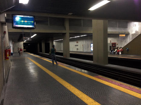 Presidente Vargas Metro Station