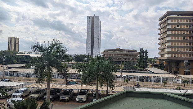 Il est situé dans la capitale togolaise, Lomé, retrouvez-vous au cœur du quartier administratif et à quelques minutes des plages de sable doré qui s’étendant sur des kilomètres