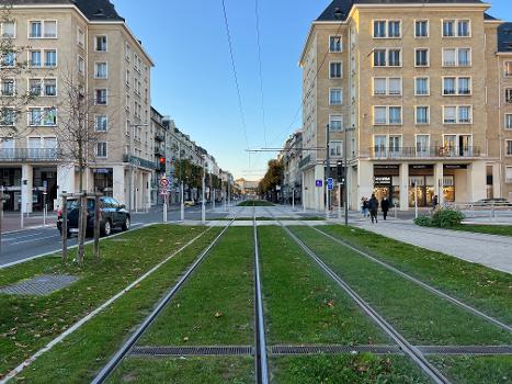 Rails de tramway, avenue du 6 Juin, Caen.