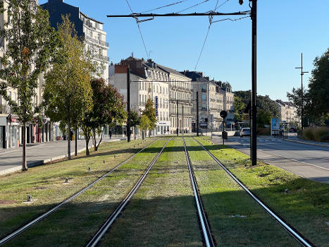 Rails de la ligne 1 du tramway de Nantes Cours John Kennedy, Nantes.