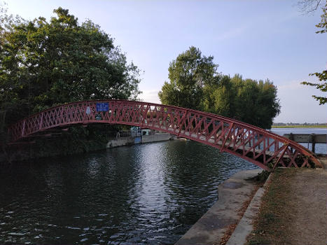 Medley Footbridge At Medley Weir