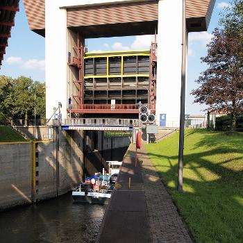 Unterhaupt der Schleuse Meiderich am Rhein-Herne-Kanal in Duisburg, mit geöffnetem Hubtor und einfahrendem Motorschiff