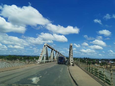 Brücke über den Fluss Rianila in Ampasimanolotra, Madagaskar