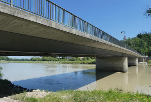 Rosenheim, Blick entlang der Brücke nach Stephanskirchen (Innstraße / Salzburger Straße).