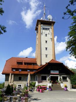 Roßbergturm mit angebautem Wanderheim; Ansicht der Ostseite