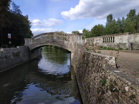 Roving Bridge Twenty Yards Upstream From Iffley Lock