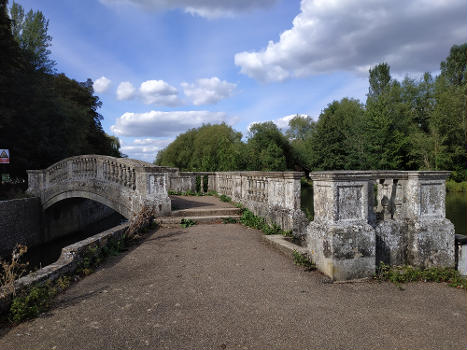 Roving Bridge Twenty Yards Upstream From Iffley Lock