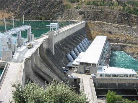 Dam and power station at Roxburgh, Central Otago, New Zealand:The eight penstocks are clearly visible.