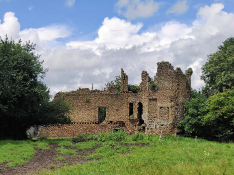 Bâtiment principal des ruines du château de Bois Frou à Lassay-les-Châteaux en Normandie (France)