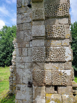 Détails du portail des ruines du château de Bois Frou à Lassay-les-Châteaux en Normandie (France)
