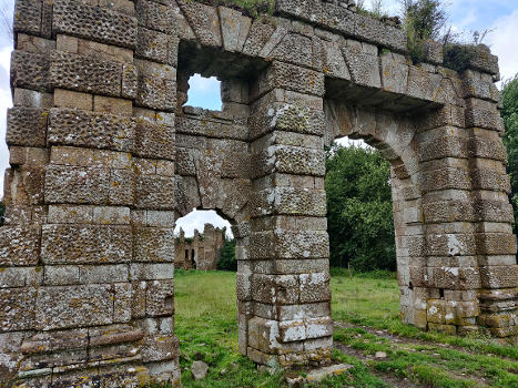 Portail des ruines du château de Bois Frou à Lassay-les-Châteaux en Normandie (France)