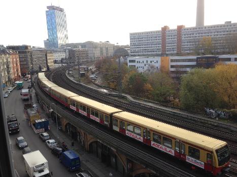 S-Bahn-Zug zwischen Bahnhof Alexanderplatz (im Hintergrund) und Bahnhof Hackescher Markt