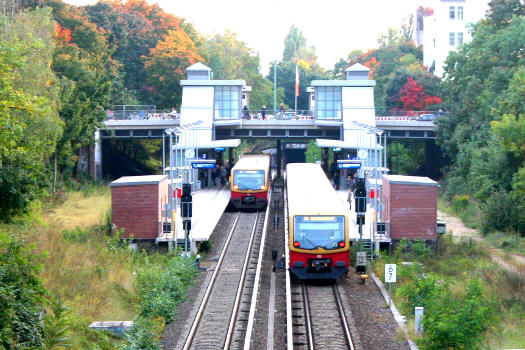 S-Bahnhof Julius-Leber-Brücke in Berlin-Schöneberg, photo shot from Langenscheidtbrücke