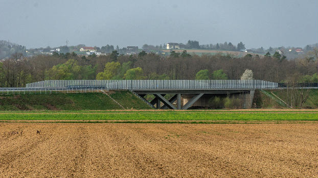 Fertiggestellte Klappbrücke über den Lahnbach nach S7-Eröffnung