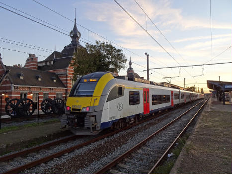 Une paire d'AM 08 attend le départ en gare de Schaerbeek. Elles assureront un train S81 à destination d'Ottignies