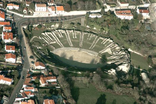 Amphitheatre, Saintes:A l'extrémité de la via Agrippa venant de Lugdunum (Lyon), Mediolanum, capitale des Santons, possédait un amphithéâtre imposant de 126 mètres de longueur. Il pouvait accueillir 15000 spectateurs pour les différents combats qui s'y déroulaient.