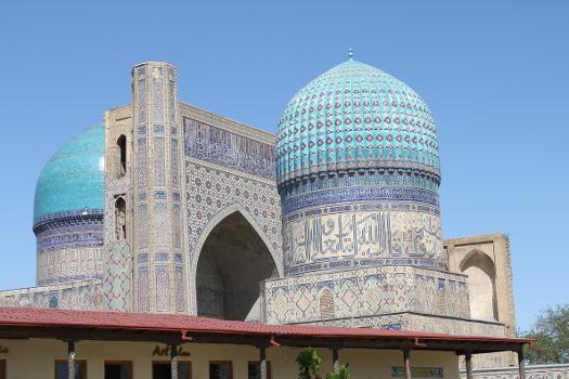 Vue générale de Bibi Khanoum: la petite mosquée côté Sud au premier plan ; derrière: la mosquée principale