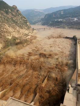 Spillway of the Sanmenxia Dam during silt flushing.