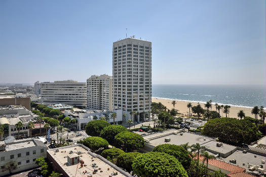 Downtown Santa Monica, California, vista from the 15th store of the Huntley Hotel.