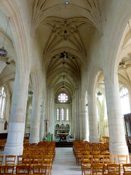 Intérieur de l'église - voir titre.