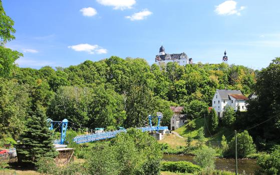 Schloss Rochsburg und Hängebrücke über die Zwickauer Mulde. Sachsen.