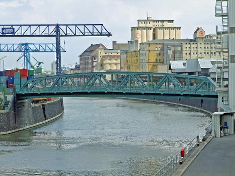 Schmickbrücke über dem Südbecken des Osthafens in Ffm-Ostend von der Honsellbrücke aus gesehen