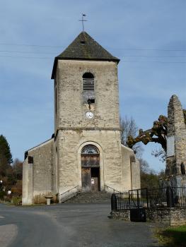 Le monument aux morts et l'église Saint-Léger, Ségur-le-Château, Corrèze, France