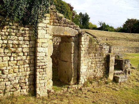 Arènes de Senlis:Entrée du carcer nord-ouest (à côté du vomitoire occidental) et escalier d'accès aux gradins nord.