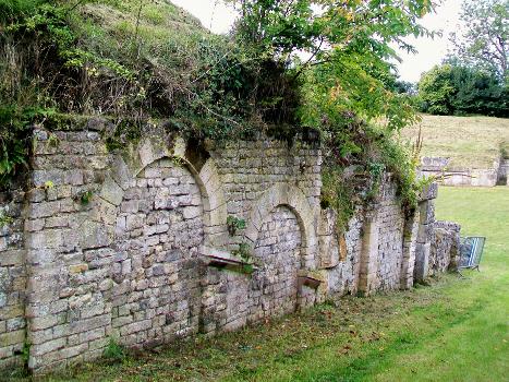 Arènes de Senlis : Le vomitoire oriental ; mur de soutènement sud avec les voûtes des deux tunnels bouchées.