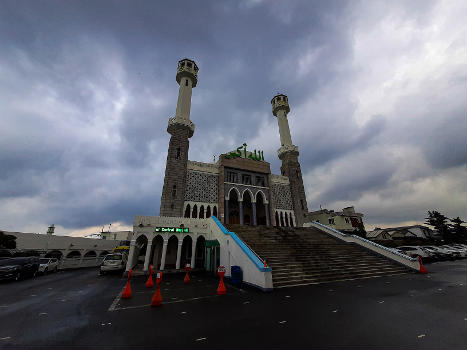 Seoul Central Mosque : It is situated in Capital City of South Korea Seoul. This Mosque has a unique architect. It has four minar which was look like beautiful.